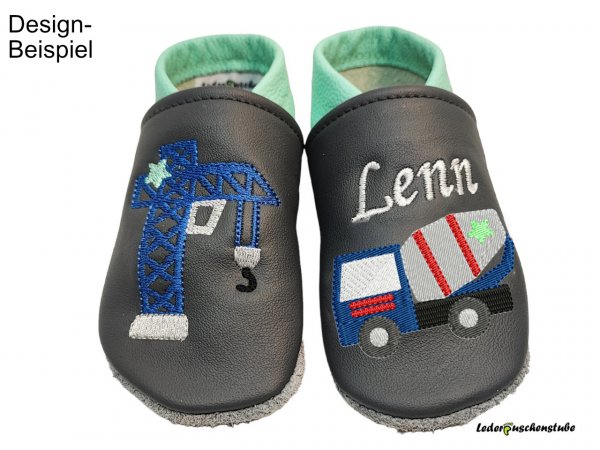 Lederpuschen anthrazit-mint mit Namen weiß Betonmischer (jeansblau-grau-schwarz-weiß Räder anthrazit-grau Streifen rot und Stern mint) und Kran jeansblau grau schwarz mint